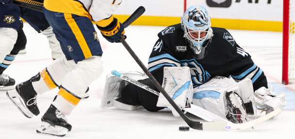 Utah's Vanecek records 100th win in shutout performance against Flyers