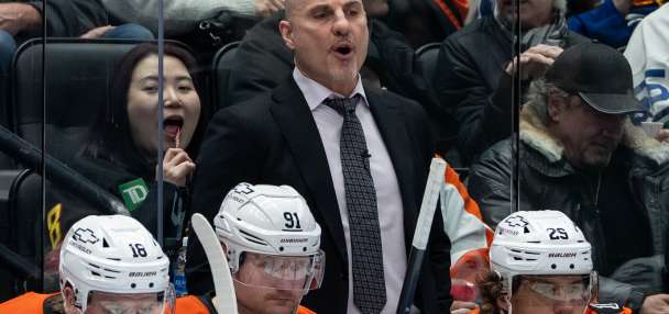 Tocchet coaches Flyers to 6-3 win over Canucks in return to Vancouver