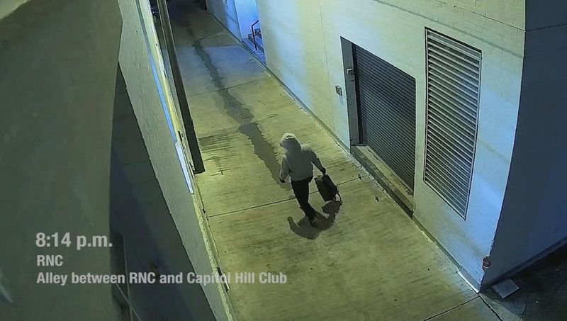 Judge orders man accused of planting pipe bombs in Washington to remain in custody