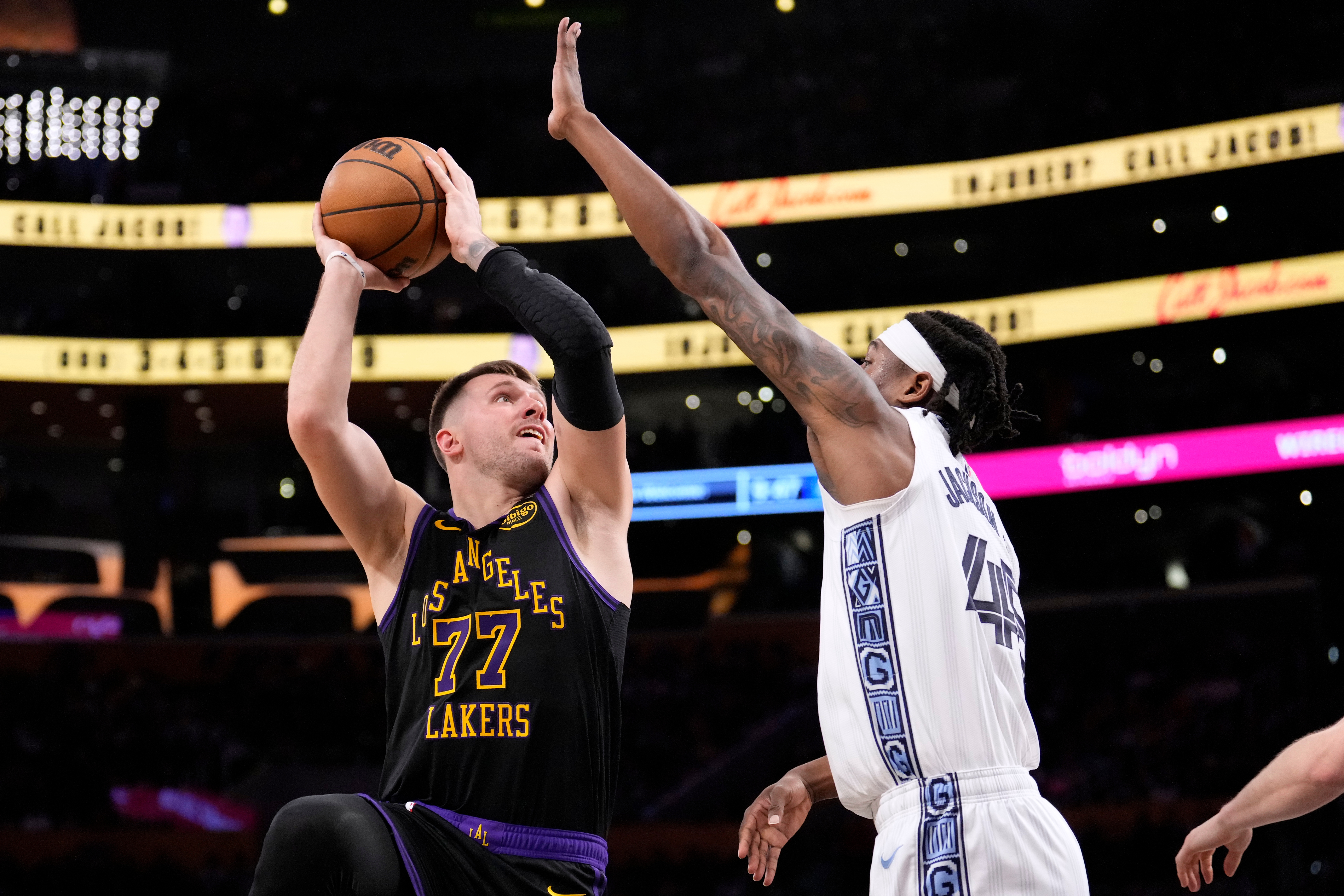 Doncic and James score 30+ each for 1st time this season in Lakers' 128-121 win over Grizzlies