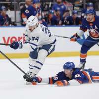 Matthews passes Mats Sundin to set Maple Leafs' franchise record with his 421st career goal