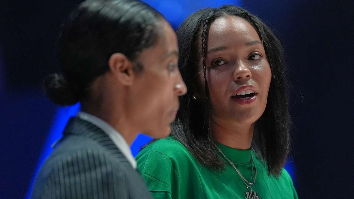 Lunar Owls forward Napheesa Collier, right, talks with guard Skylar Diggins as both sit out with injuries at the start of their Unrivaled 3-on-3 basketball game against Rose BC, Monday, Jan. 5, 2026, in Medley, Fla.