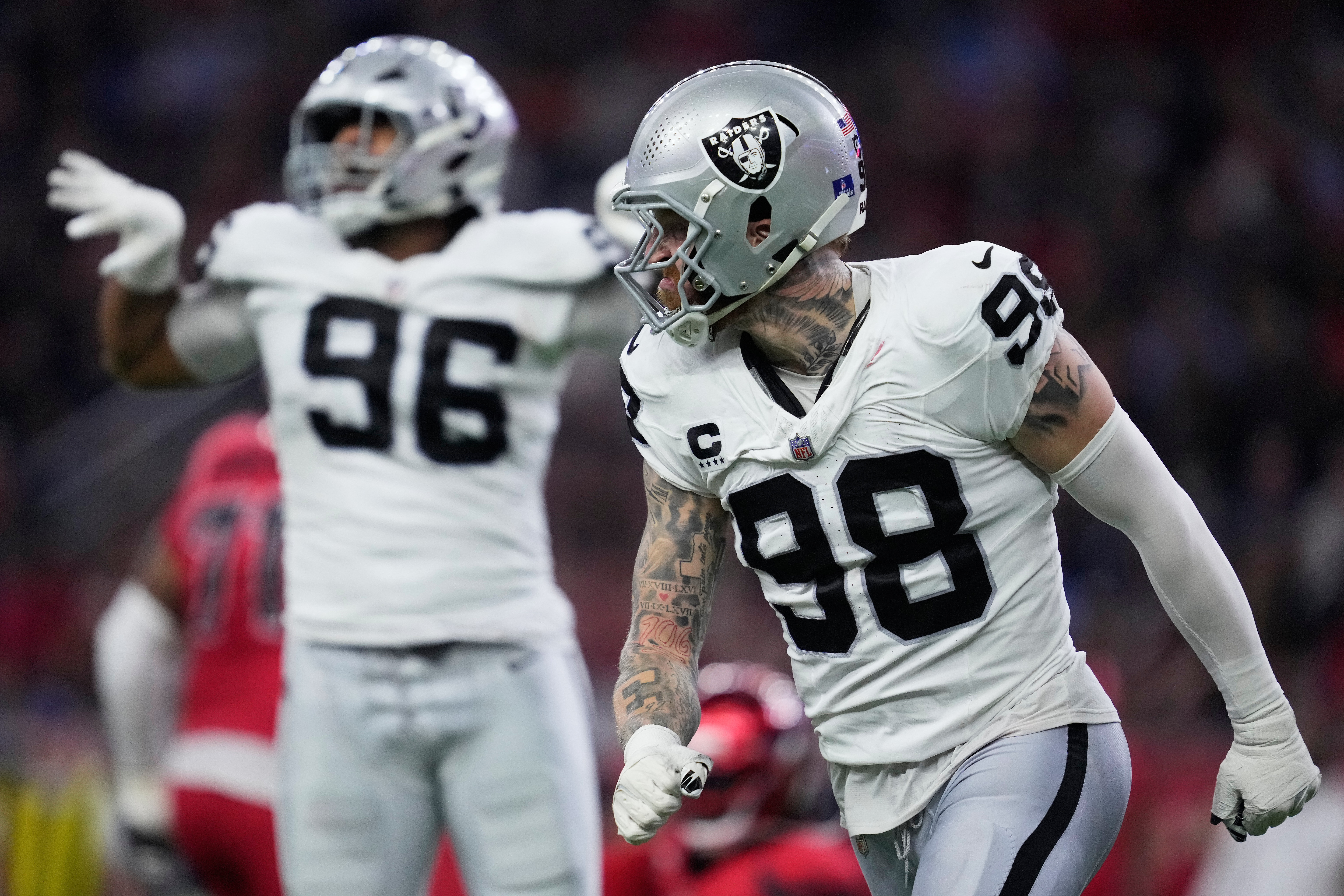 Raiders pass rusher Maxx Crosby undergoes knee surgery