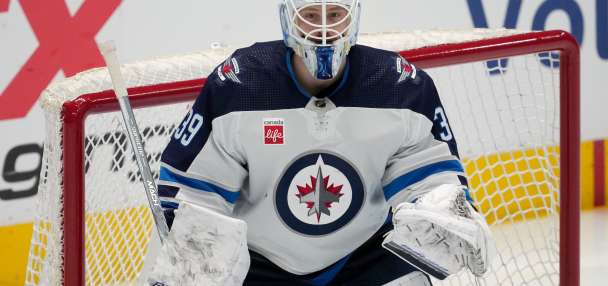 Sharks acquire goaltender Laurent Brossoit in a trade with the Blackhawks