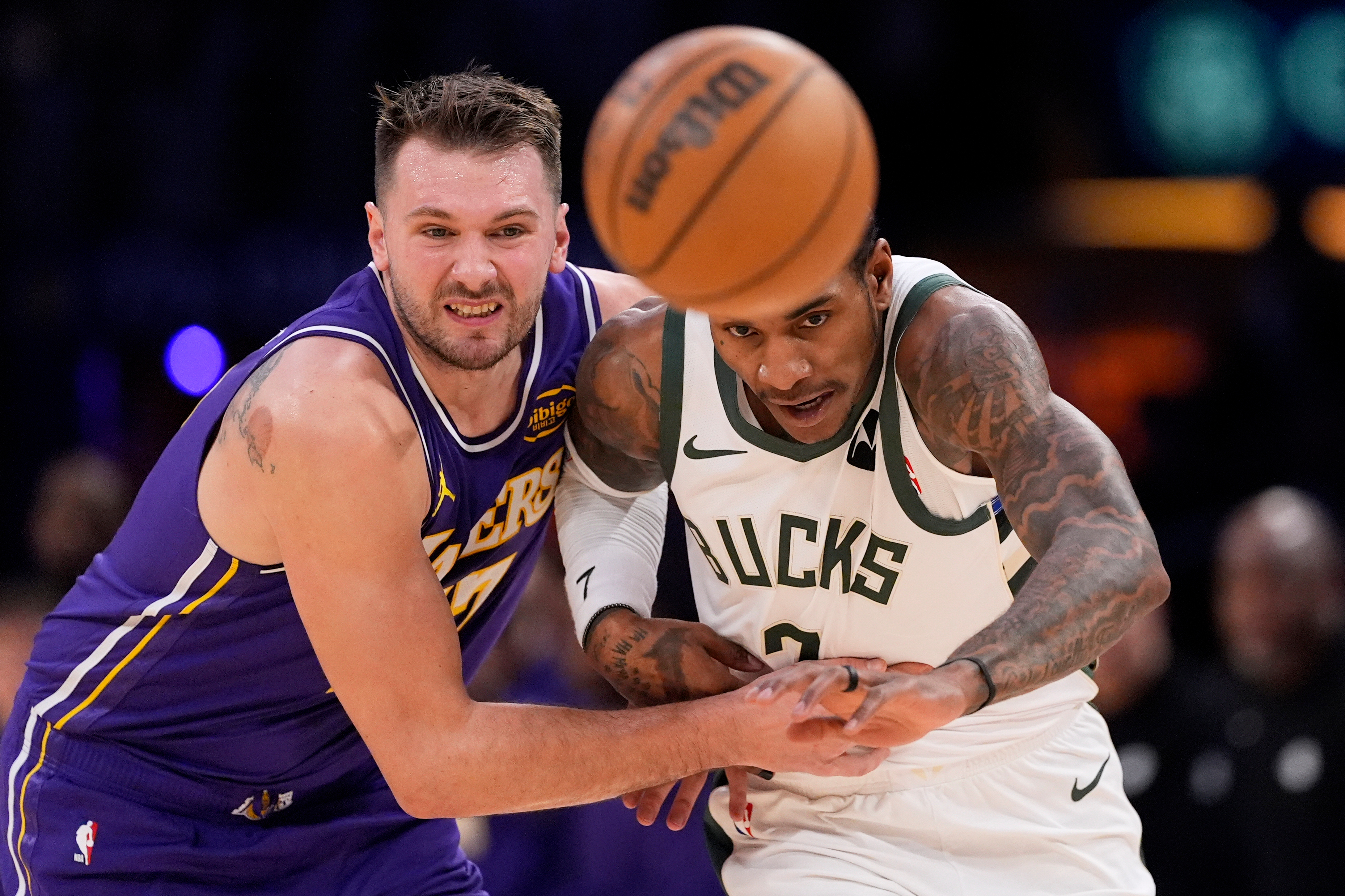 Giannis stops LeBron twice in the final minute as the Bucks rally to beat the Lakers 105-101