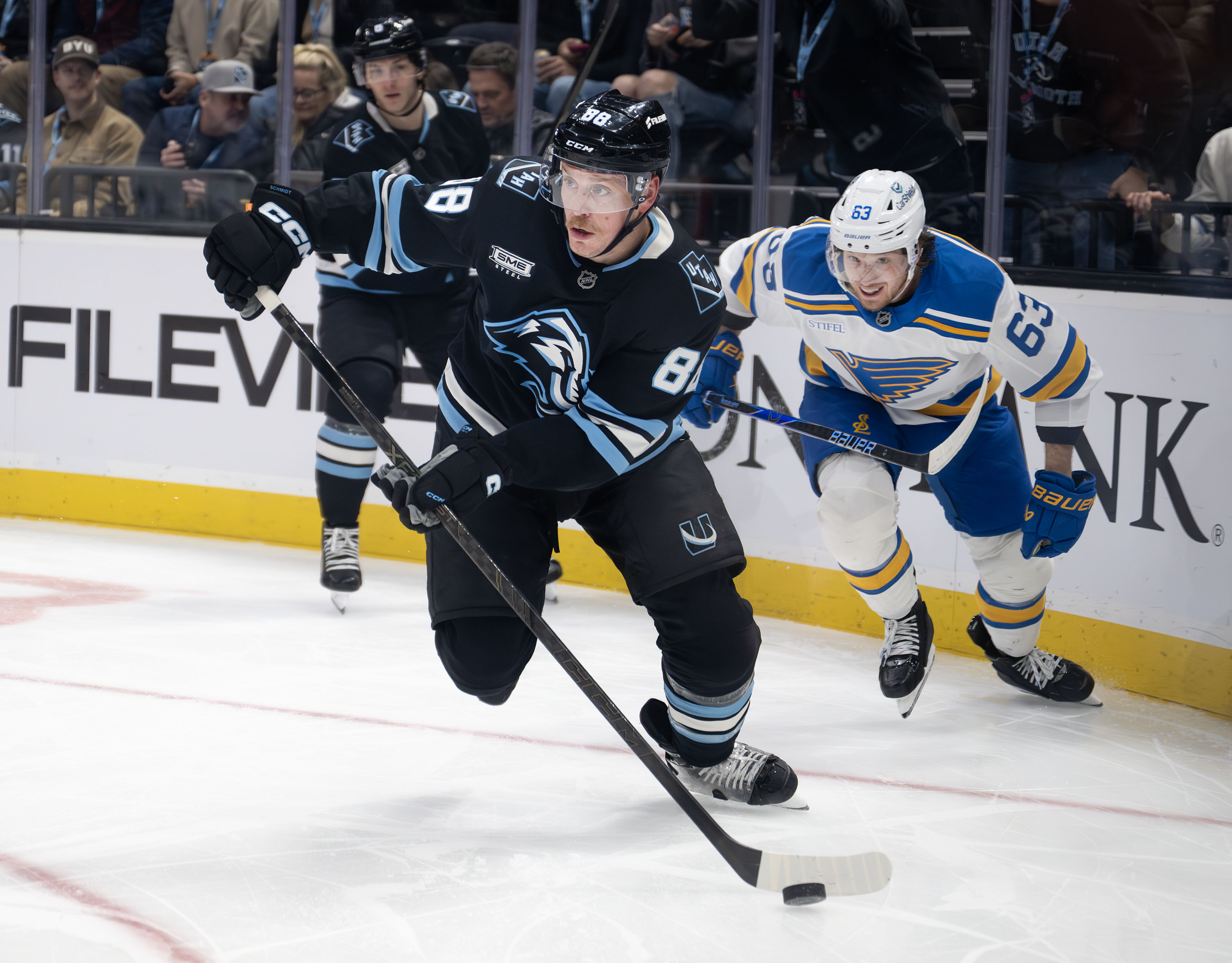 Schmidt's 4 points powers Mammoth to 6-3 win over Kraken