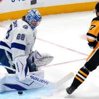 Kucherov scores deciding shootout goal as Lightning beat Penguins 2-1 for 11th straight win
