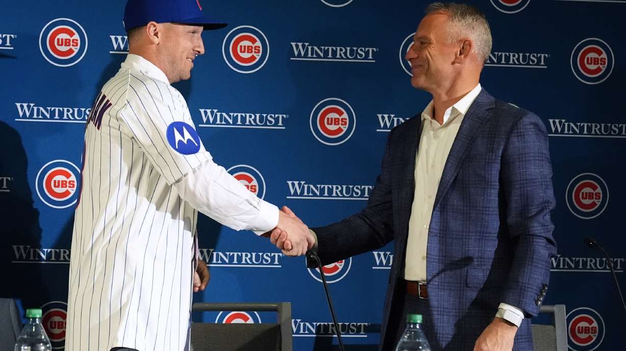 New Chicago Cubs infielder Alex Bregman, left, shakes hands with Chicago Cubs president of baseball operations Jed Hoyer at a news conference in Chicago, on Thursday, Jan. 15, 2026.