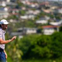 Riley, defending champ Taylor part of 5-way tie for lead at windy Sony Open