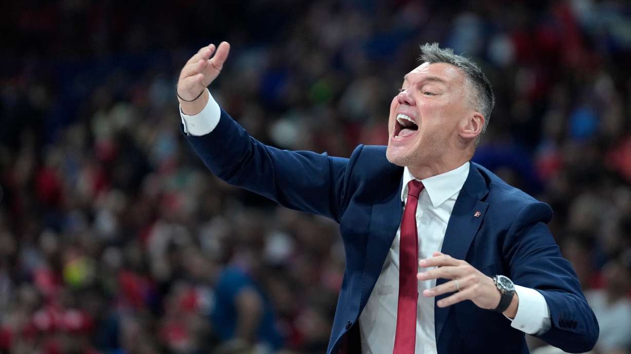 Barcelona's head coach Sarunas Jasikevicius gives instructions to his players during their Final Four Euroleague bronze medal basketball match between Barcelona and Olympiacos, in Belgrade, Serbia, Saturday, May 21, 2022.
