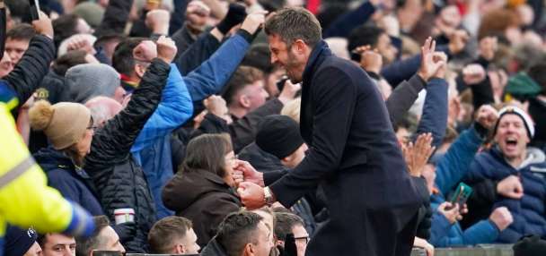 Man United stuns Man City in Carrick's first game and Liverpool and Arsenal drop points