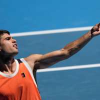 Top-ranked Sabalenka and Alcaraz advance on an opening day of records at the Australian Open