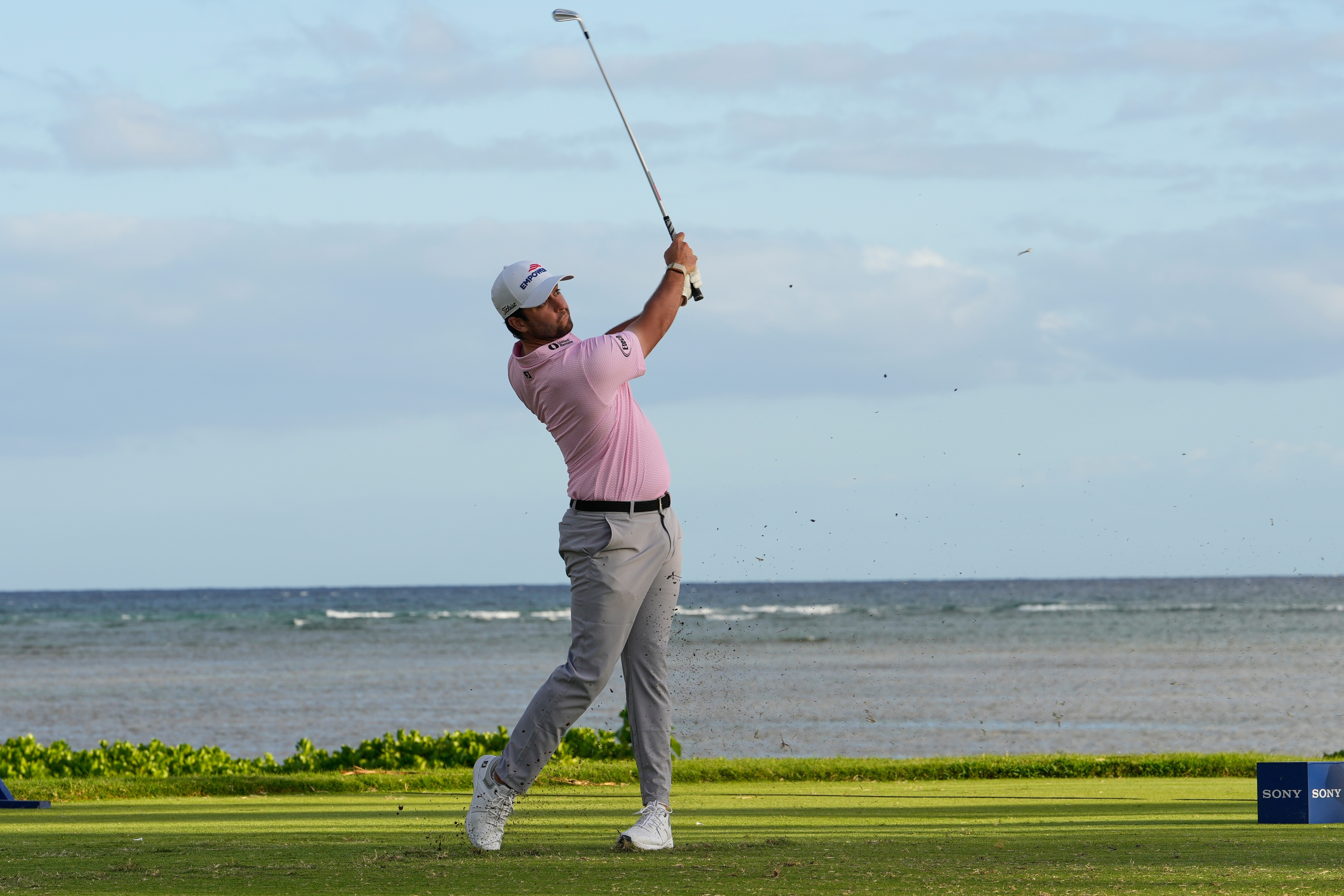 Davis Riley takes 2-shot lead in PGA Tour opener at wind-swept Waialae