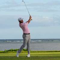 Davis Riley takes 2-shot lead in PGA Tour opener at wind-swept Waialae