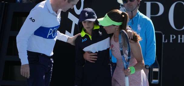 Zeynep Sönmez rushes to aid ballkid during Australian Open upset win