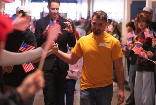 Emotional farewell: Students surprise beloved teacher as he departs for the Navy