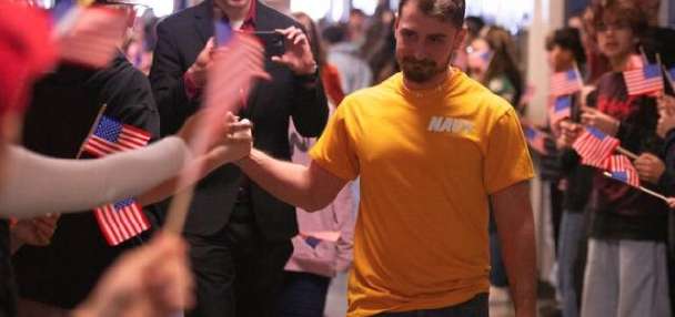 Emotional farewell: Students surprise beloved teacher as he departs for the Navy