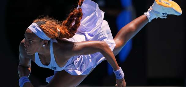 Świątek overcomes rust to advance in Australian Open. Djokovic racks up more records