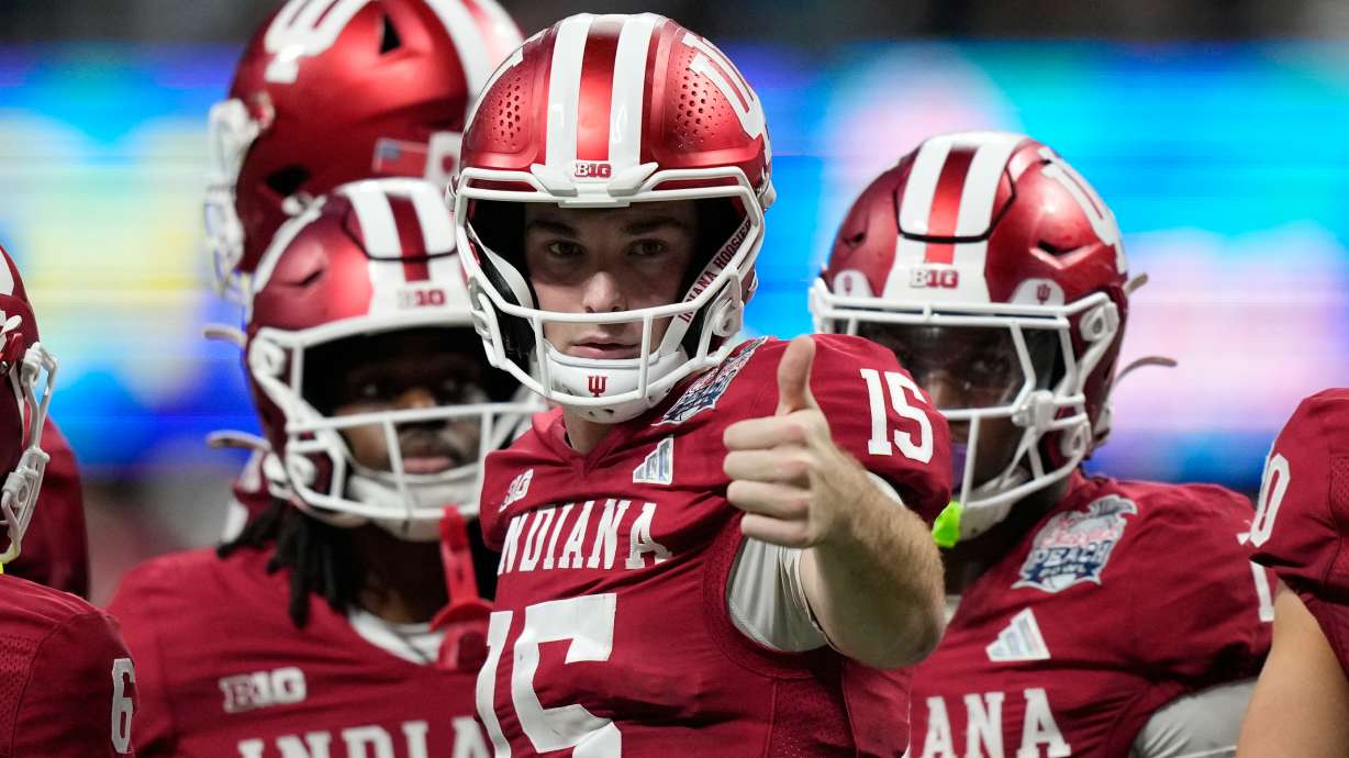 El quarterback de Indiana Fernando Mendoza reacciona en el encuentro del Peach Bowl ante Oregon el viernes 9 de enero del 2026.