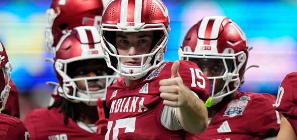 Transfer QBs Mendoza, Beck headline college football's biggest game and signify broader trend