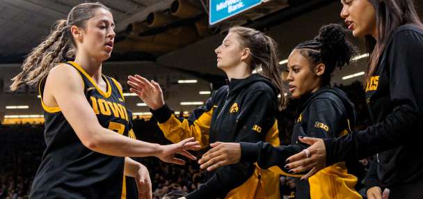 Iowa cracks top 10 in AP women's basketball poll for first time in 2 years; UConn-South Carolina 1-2