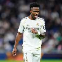 Vinícius wins over fans with 3 assists and a goal in Real Madrid's 6-1 rout of Monaco