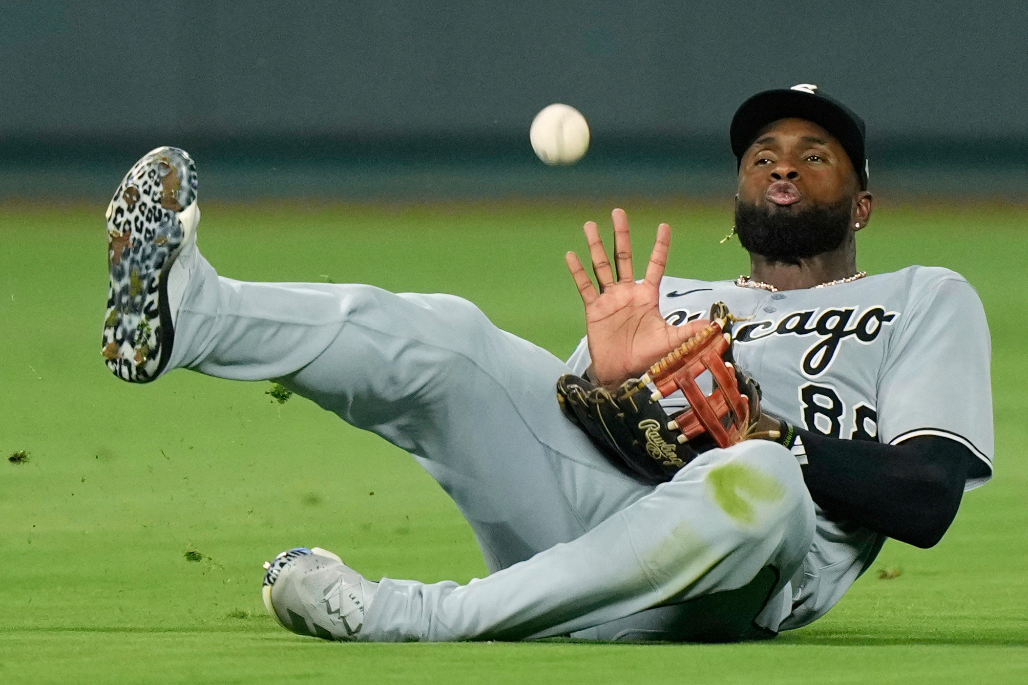 FILE -Chicago White Sox center fielder Luis Robert Jr. catches a fly ball for the out on Kansas City Royals' Mike Yastrzemski during the seventh inning of a baseball game, Aug. 15, 2025, in Kansas City, Mo. , File)
