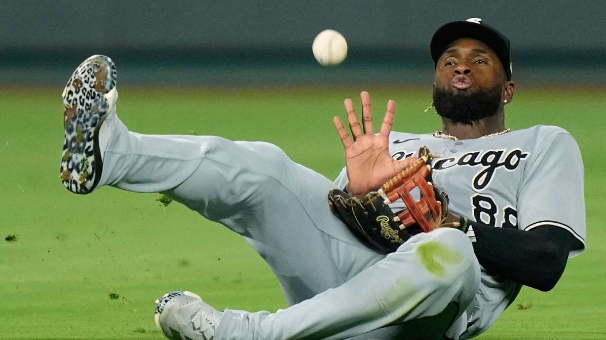 FILE -Chicago White Sox center fielder Luis Robert Jr. catches a fly ball for the out on Kansas City Royals' Mike Yastrzemski during the seventh inning of a baseball game, Aug. 15, 2025, in Kansas City, Mo. , File)