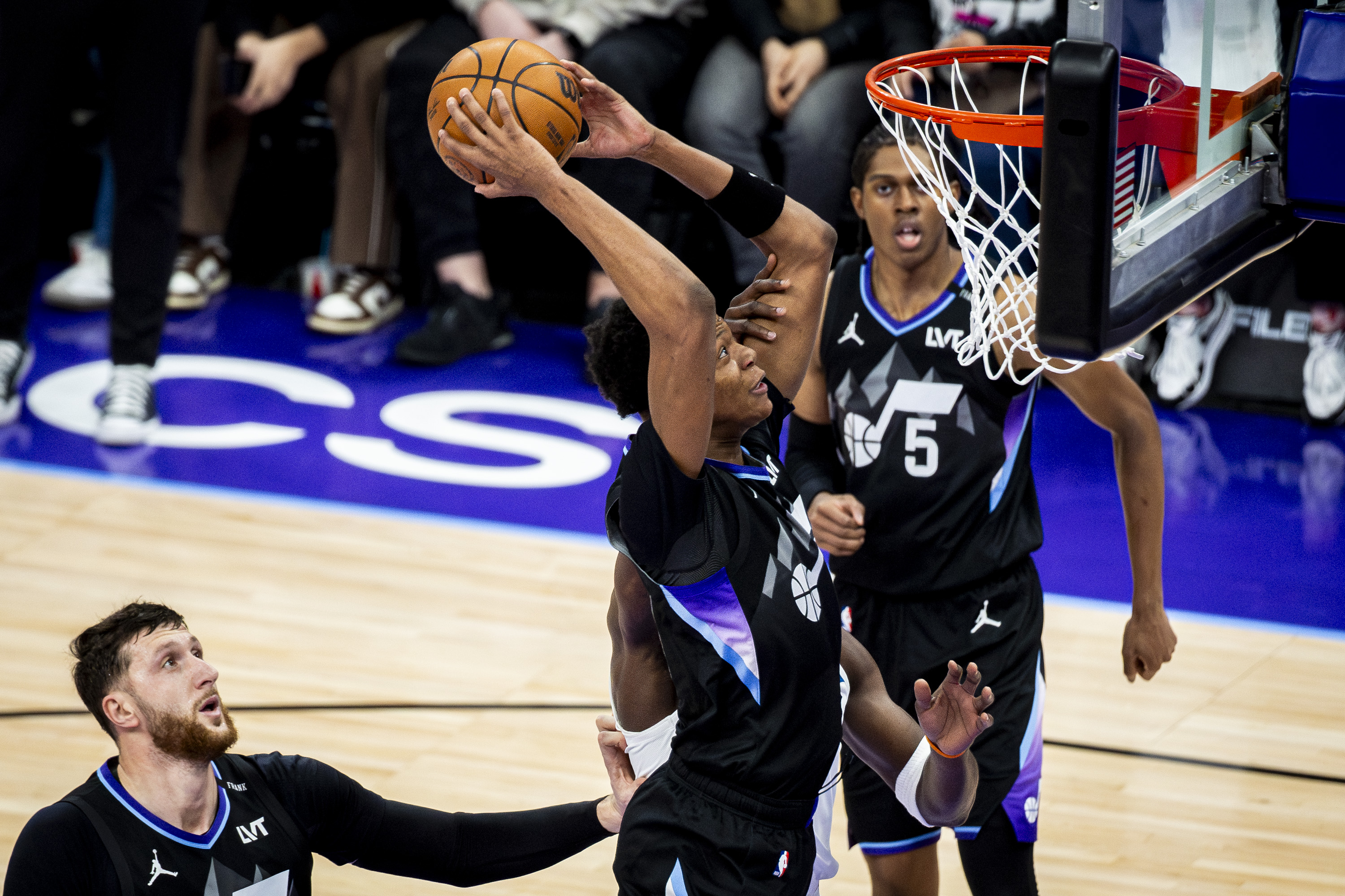 Steph Curry leads Warriors to 140-124 win over Jazz