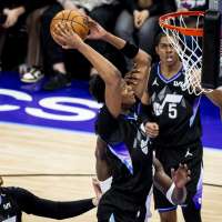 Steph Curry leads Warriors to 140-124 win over Jazz