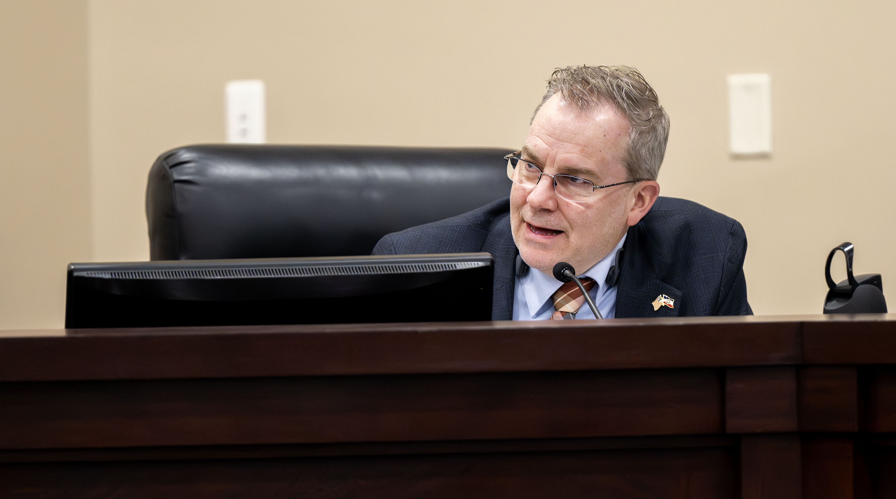 Lawmakers quickly advance bill limiting phone use throughout school day