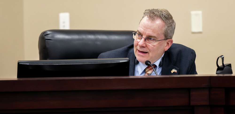 Lawmakers quickly advance bill limiting phone use throughout school day