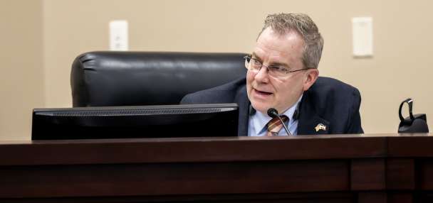 Lawmakers quickly advance bill limiting phone use throughout school day