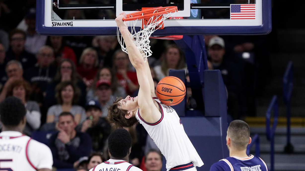 Gonzaga guard Davis Fogle, center, dunks during the first half of an NCAA college basketball game against Pepperdine, Wednesday, Jan. 21, 2026, in Spokane, Wash.