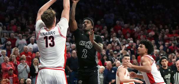 No. 1 Arizona pulls away late to top Cincinnati 77-51 and remain 1 of 3 unbeatens in country