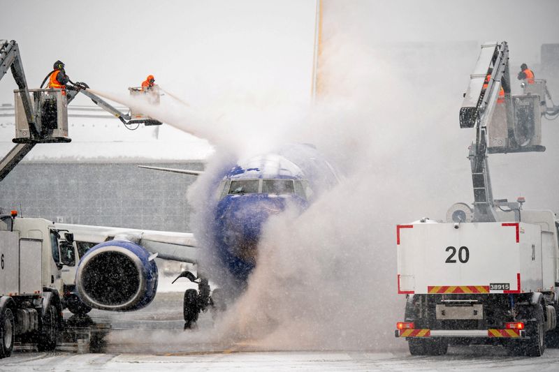 US storm leaves 670,000 without power, forces thousands of flight cancellations