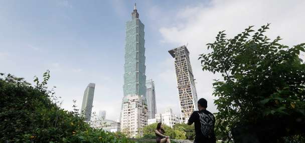 American rock climber Alex Honnold begins his ascent of the Taipei 101 skyscraper