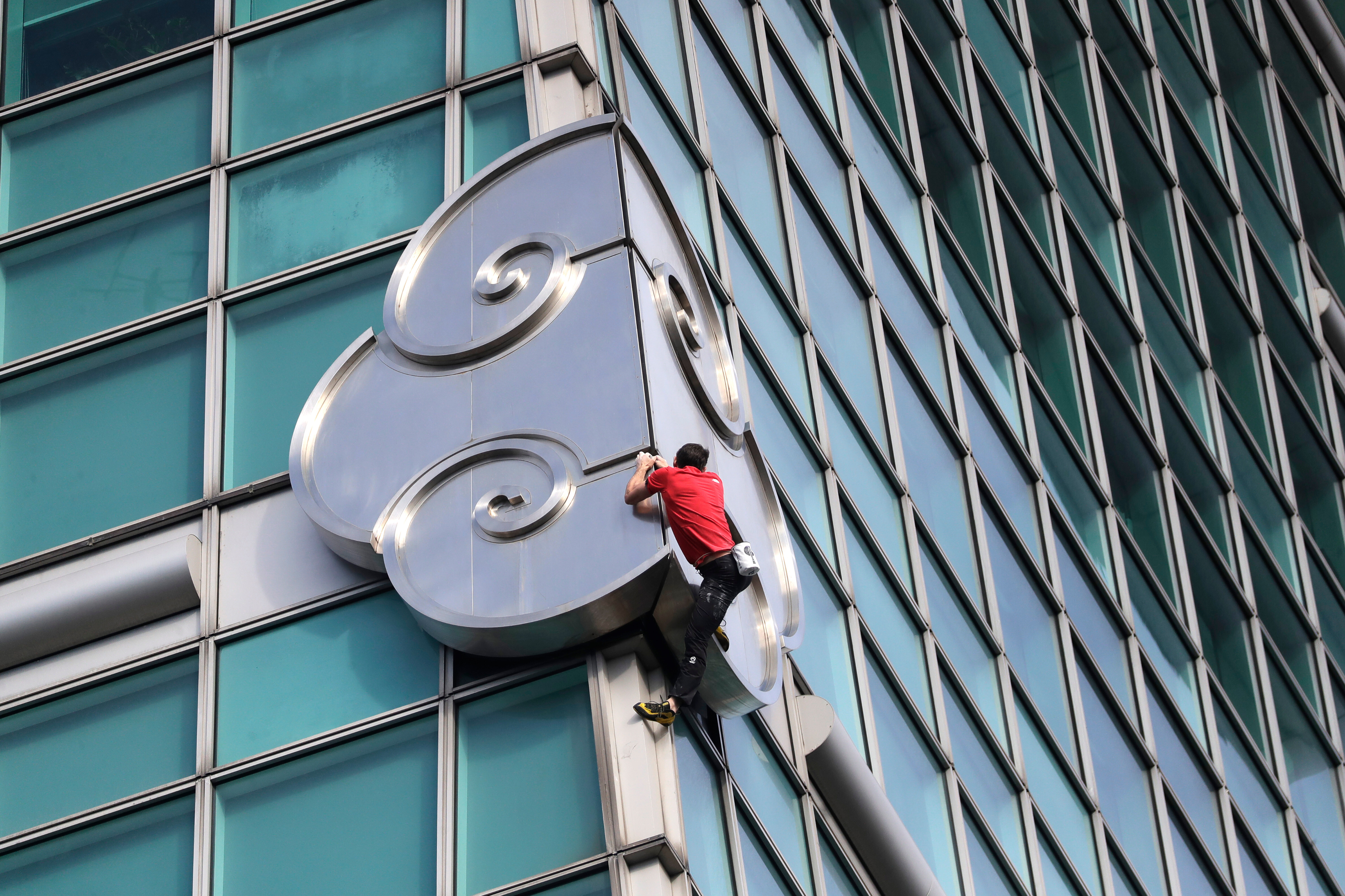 American rock climber Alex Honnold reaches top of Taipei 101 skyscraper without ropes