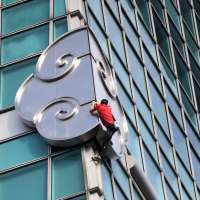 American rock climber Alex Honnold reaches top of Taipei 101 skyscraper without ropes