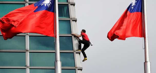 American rock climber Alex Honnold reaches top of Taipei 101 skyscraper without ropes