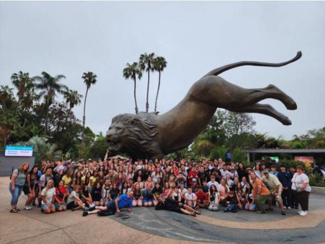 A Cali-Tour group from last year poses.