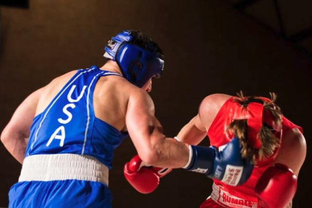 Kennedy Lara Lara fights in the ring with an opponent from Holland.