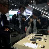 People aren't buying into Apple's big bet on a slimmer iPhone, survey suggests