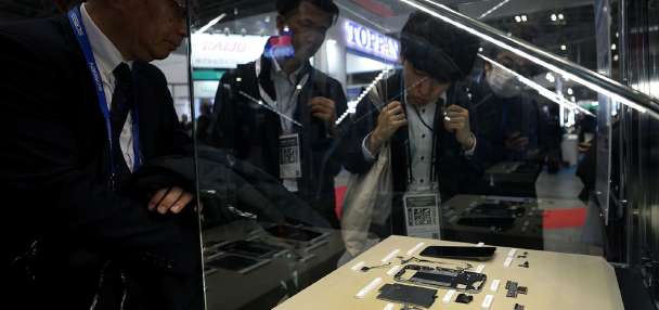 People aren't buying into Apple's big bet on a slimmer iPhone, survey suggests