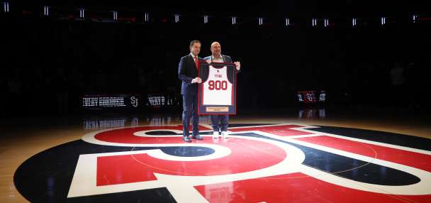 Rick Pitino honored by St. John's for reaching 900 career wins