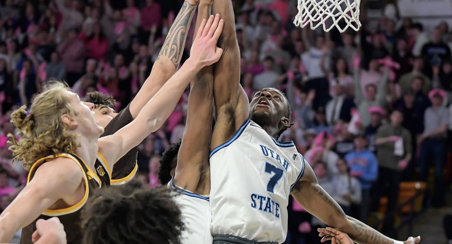 Utah State blows by Wyoming to stay in 2nd in Mountain West