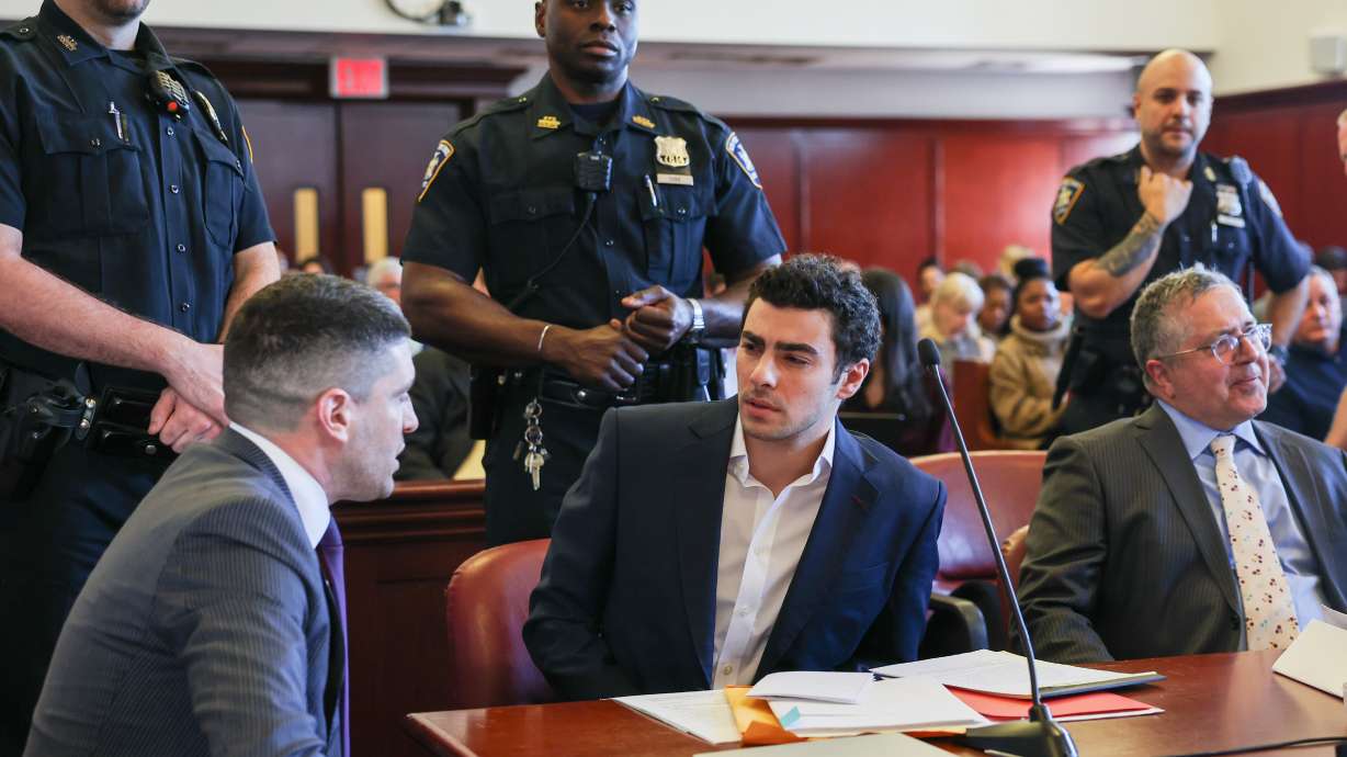 Luigi Mangione appears in Manhattan Criminal Court for an evidentiary hearing, Dec. 18, 2025, in New York. A man claiming to be an FBI agent tried to get Mangione out of jail Wednesday night, authorities say.