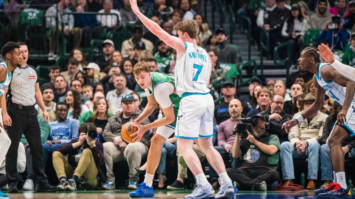 Charlotte Hornets guard Kon Knueppel (7) defends against Dallas Mavericks forward Cooper Flagg, center left, during an NBA basketball game, Thursday, Jan. 29, 2026, in Dallas.