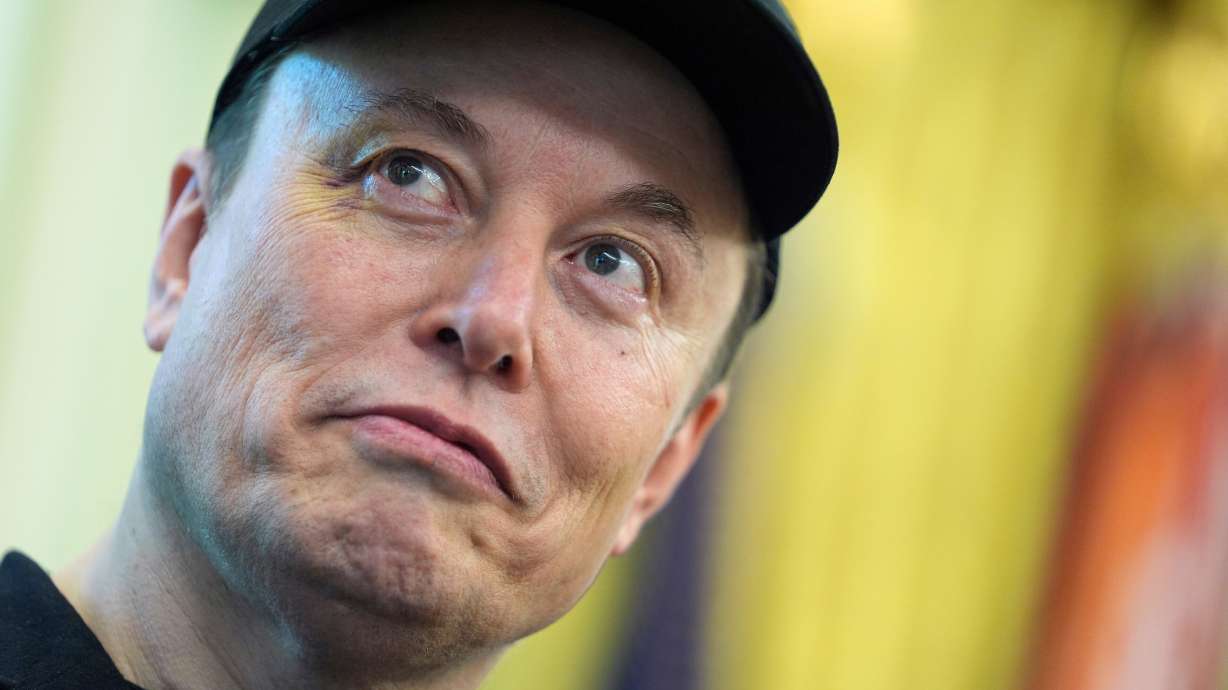 ARQUIVO - Elon Musk presta atenção à fala do presidente dos EUA, Donald Trump, durante uma entrevista coletiva no Salão Oval da Casa Branca, em 30 de maio de 2025, em Washington, EUA.