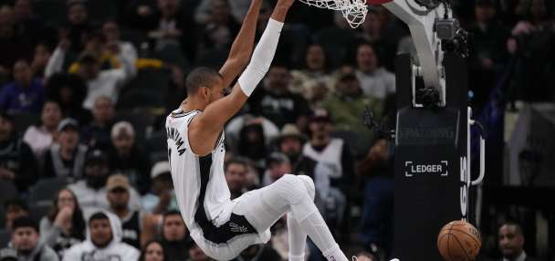 Spurs win in return home to San Antonio delayed by snow, mechanical issues